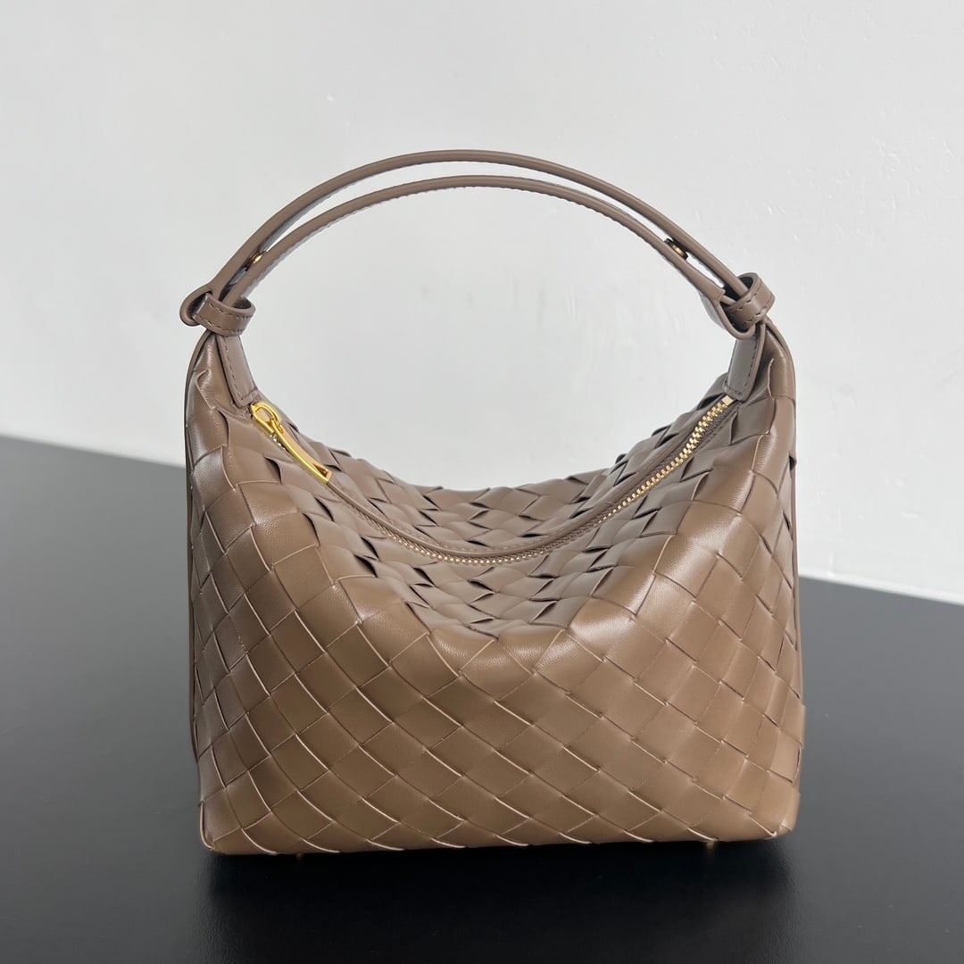 Bottega Veneta Wallace: The Bottega Veneta Wallace shoulder bag is a convenient lunchbox bag you can easily carry. Crafted using the classic intrecciato weave technique, it embodies Bottega's craftsmanship. The entire bag is