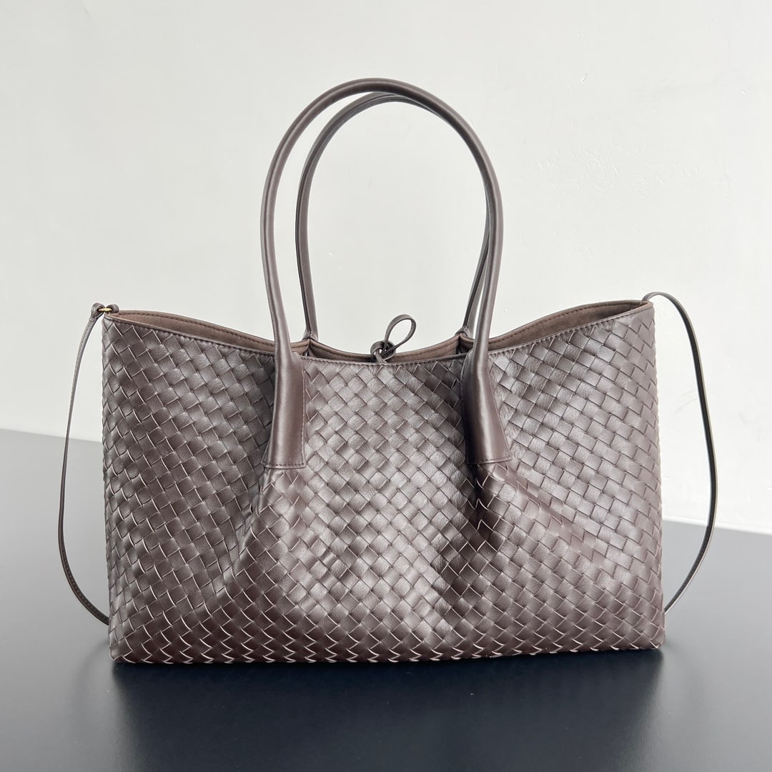 Bottega Veneta Pinacoteca: The Bottega Veneta 2025 Early Spring Collection Pinacoteca Medium Tote Bag features a classic Intrecciao woven calfskin front for understated luxury, while the reverse side is a warm suede for an inst