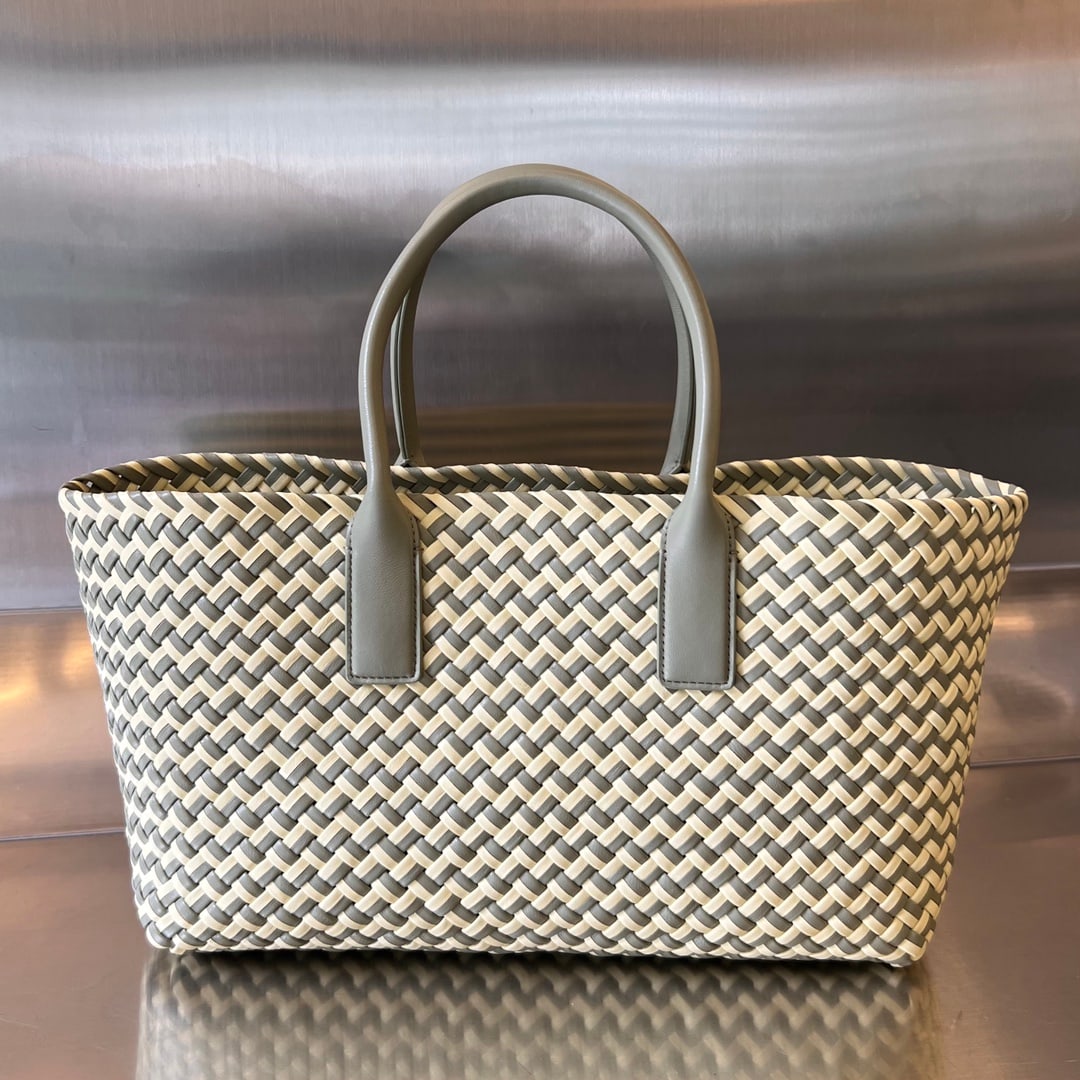 Bottega Veneta Cabat: The Bottega Veneta Cabat, featuring a sophisticated color-blocked basket bag, is more than just a handbag; it embodies a refined style. It inherits classic craftsmanship and timeless quality, with a s