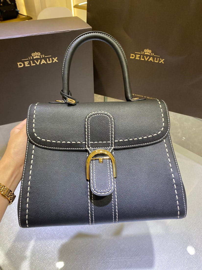 Delvaux brillant: Delvaux brillant, black exterior, a Belgian royal warrant holder, understated luxury, semi-hand-stitched with waxed thread. Comes with an adjustable shoulder strap and mirror. Lambskin lining. Dimensi