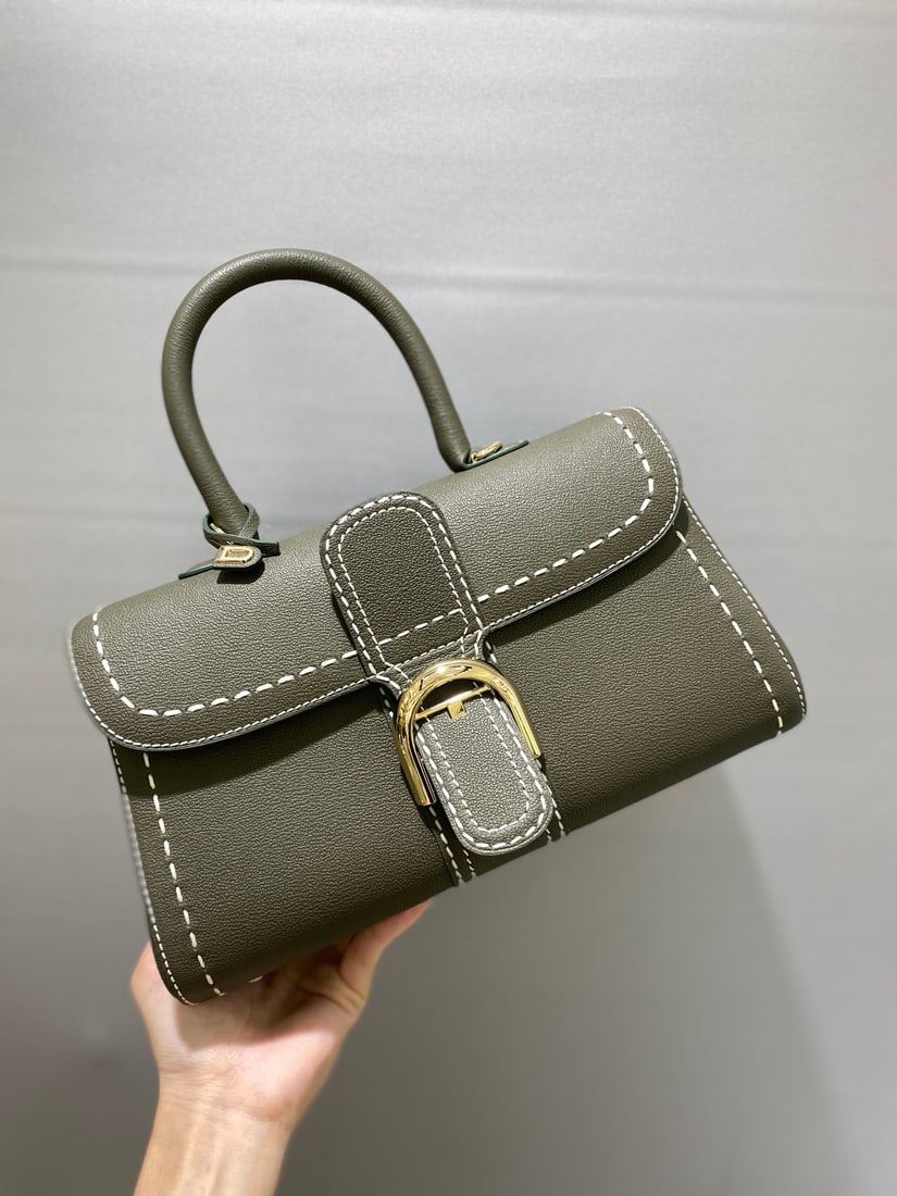 Delvaux brillant: Delvaux brillant, new jungle green exterior color, a Belgian royal warrant holder, understated luxury, semi-hand-stitched with waxed thread. Comes with an adjustable shoulder strap and mirror. Lambski