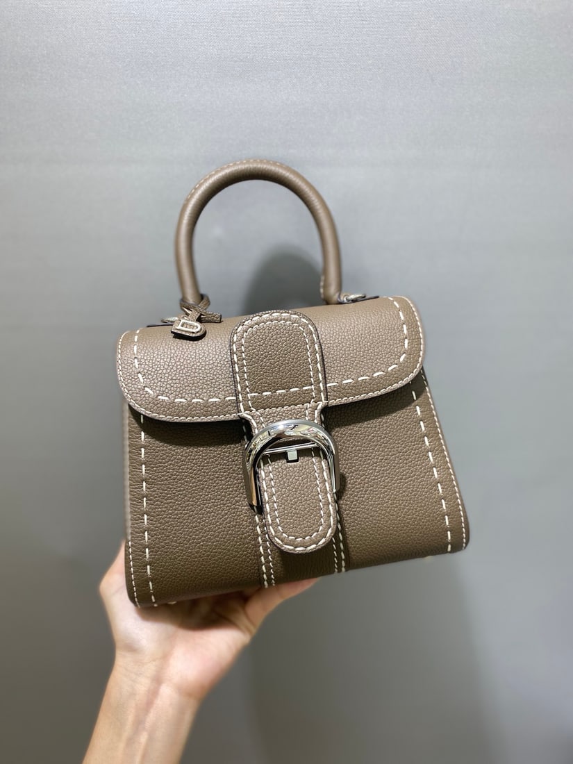 Delvaux brillant: Delvaux brillant, a Belgian royal warrant holder, exudes understated luxury with semi-hand-stitched waxed thread. Comes with an adjustable shoulder strap and mirror. Lambskin lining. Dimensions: 20x12