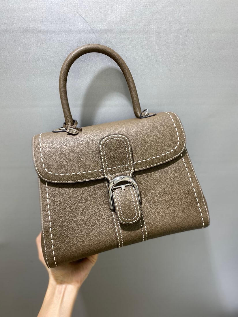Delvaux brillant: Delvaux brillant, a Belgian royal warrant holder, understated luxury with semi-hand-stitched waxed thread. Comes with an adjustable shoulder strap and mirror. Lambskin lining. Dimensions: 28x13.5x22.5