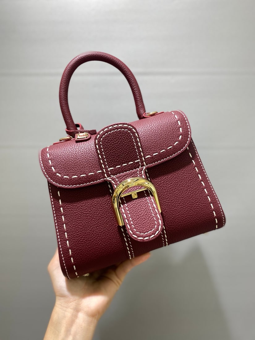 Delvaux brillant: Delvaux brillant, with an exterior stitch of Indian red, a Belgian royal warrant holder, understated luxury, featuring semi-hand-stitched waxed thread. Comes with an adjustable shoulder strap and a mi