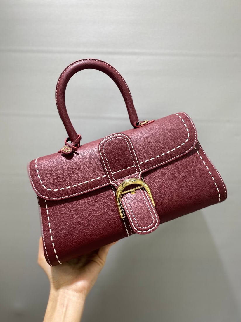 Delvaux brillant: Delvaux brillant, with an exterior stitch of Indian red, a Belgian royal warrant holder, understated luxury, featuring semi-hand-stitched waxed thread. Comes with an adjustable shoulder strap and a mi