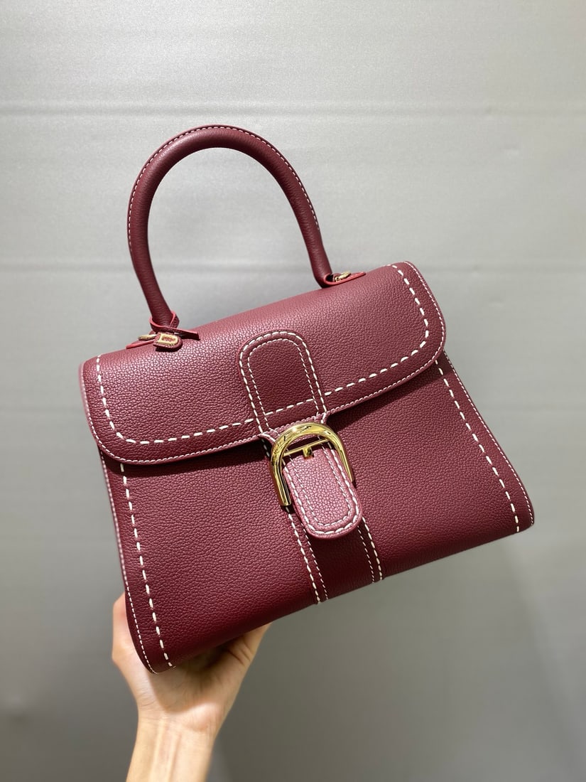 Delvaux brillant: Delvaux brillant, with an Indian red exterior, is a Belgian royal warrant holder, exuding understated luxury with semi-hand-stitched waxed thread. It comes with an adjustable shoulder strap and a mirr