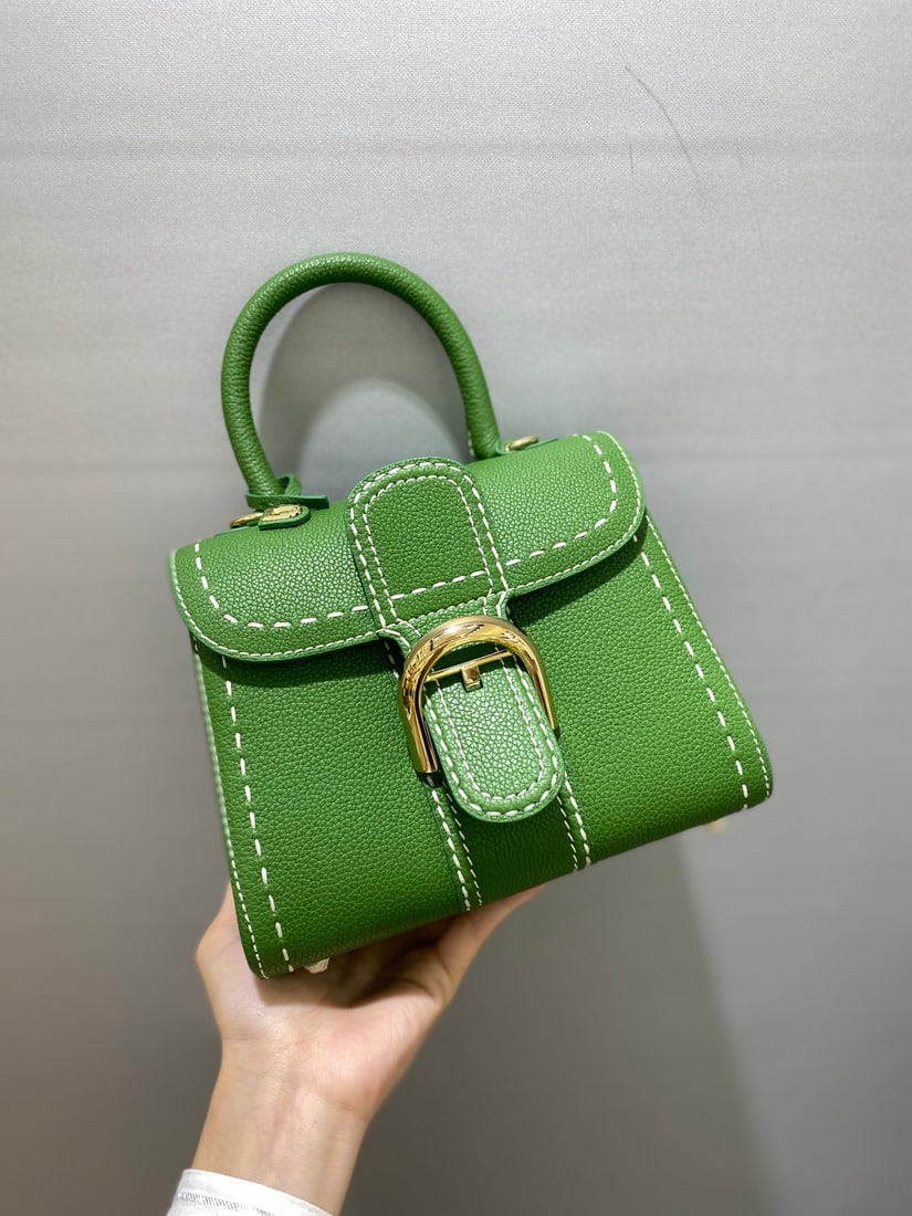 Delvaux brillant: Delvaux brillant, a Belgian royal warrant holder, features a subtle yet luxurious design with a semi-hand-stitched waxed thread finish. Comes with an adjustable shoulder strap and a mirror. Sheepskin 