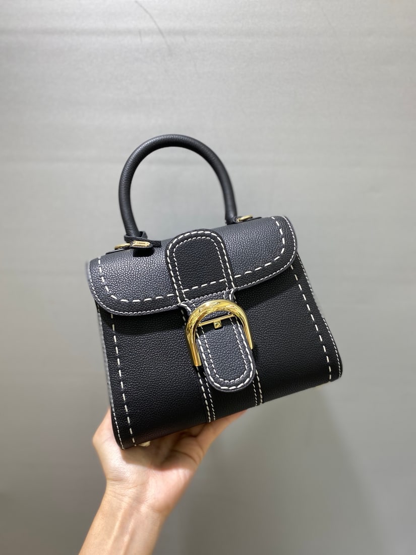 Delvaux brillant: Delvaux brillant, black exterior stitching, a Belgian royal warrant holder, understated luxury, semi-hand-stitched waxed thread finish. Comes with an adjustable shoulder strap and mirror. Lambskin lin
