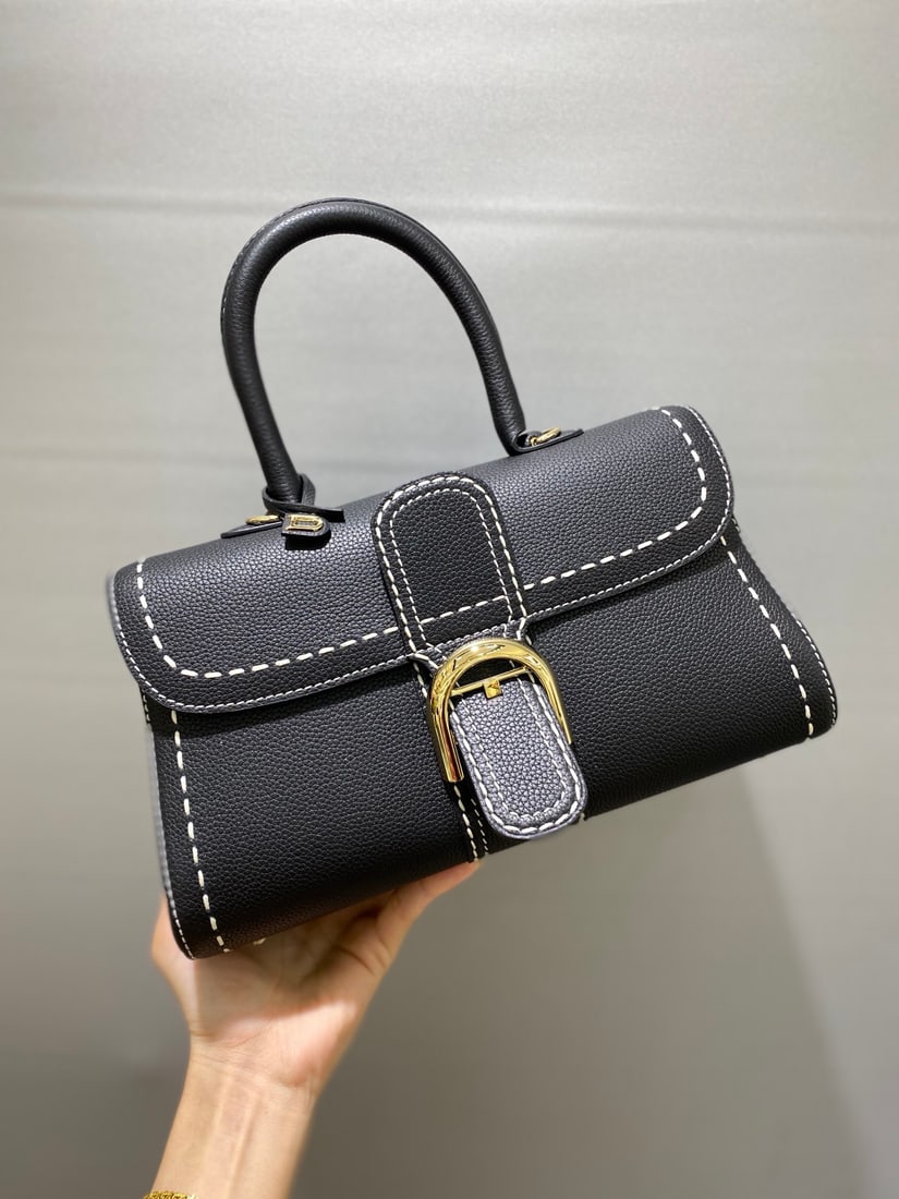 Delvaux brillant: Delvaux brillant, black exterior, a Belgian royal warrant holder, understated luxury, semi-hand-stitched with waxed thread. Comes with an adjustable shoulder strap and mirror. Lambskin lining. Dimensi