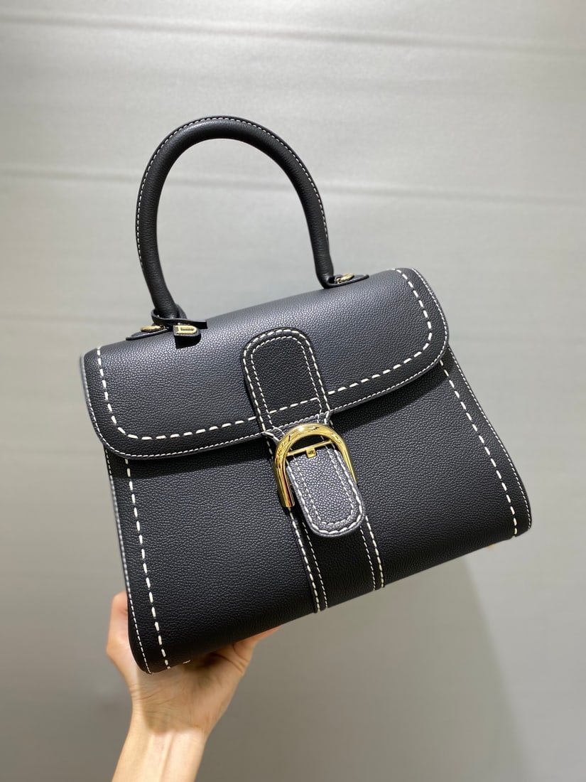 Delvaux brillant: Delvaux brillant, black exterior, a Belgian royal warrant holder, understated luxury, semi-hand-stitched with waxed thread. Comes with an adjustable shoulder strap and mirror. Lambskin lining. Dimensi