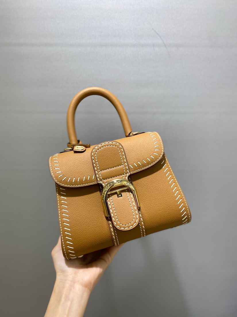 Delvaux brillant: Delvaux brillant 21, a caramel-colored Belgian royal warrant holder with oblique stitching, exudes understated luxury. Features semi-hand-stitched waxed thread. Comes with an adjustable shoulder strap