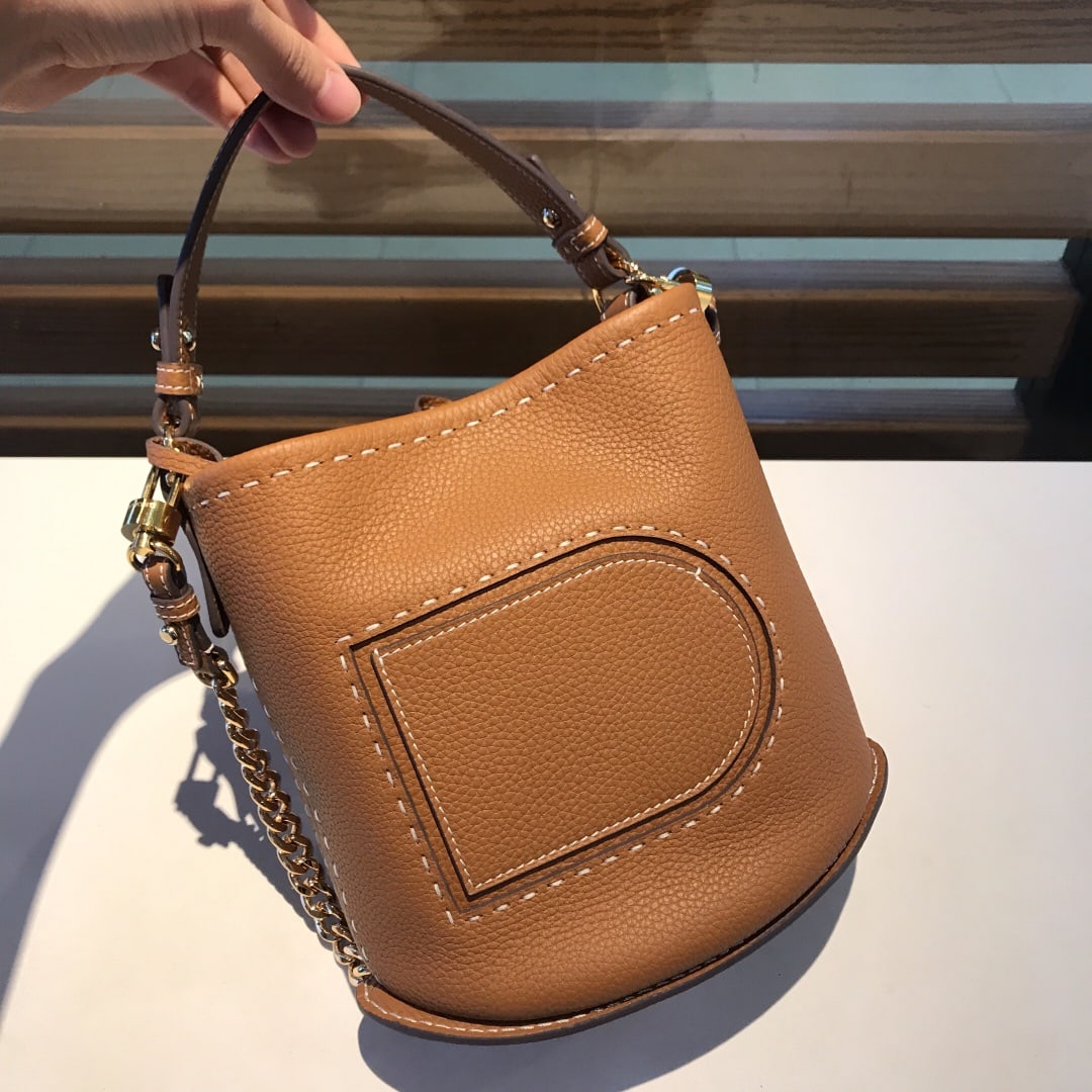 Delvaux bucket bag: This bucket bag from the Spring Summer collection is an exclusive market exclusive. Its iconic "D" shape features a simple, rounded design and a spacious interior, combining practicality and elegance 