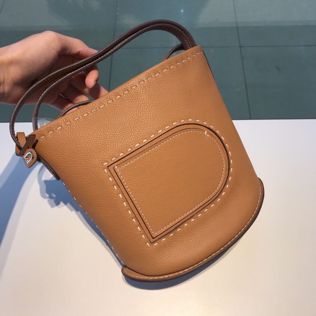 Delvaux bucket bag: This bucket bag from the Spring Summer collection features the exclusive signature "D" shape with a simple, rounded design and a spacious interior, combining practicality and elegance with the casual 