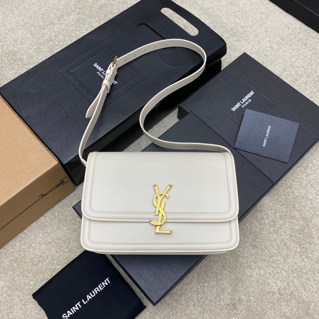 Yves Saint laurent Yves Saint laurent MONOGRAM: White toothpick-patterned gold Yves Saint Laurent MONOGRAM. A gentle and refreshing classic white design, this crossbody or shoulder strap is adjustable. It features a main compartment with card slots