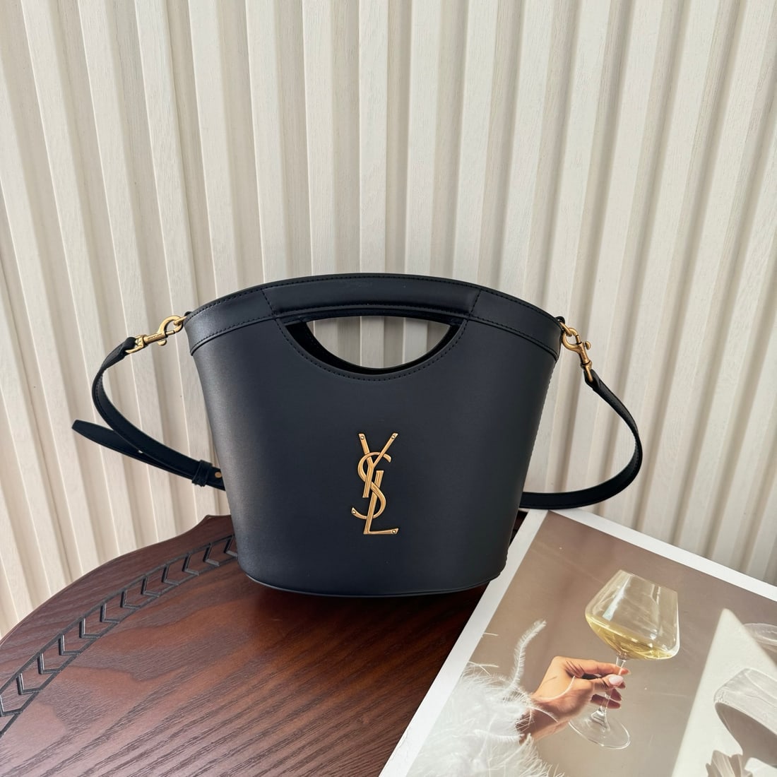 Yves Saint Laurent Mini Tote Bag: This mini tote bag features a fan-shaped design with a basket-like grip, offering a unique new style. The iconic logo and simple design make it easy to match with any outfit. Its spacious size can hol
