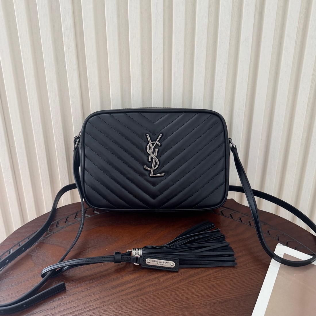 Yves Saint Laurent LOU camera bag: LOU camera bag, this bag is very spacious, with enough room to store your belongings. The tassel design adds a touch of style, and the shoulder strap is adjustable. Dimensions: 23 x 16 x 6 cm. A wonde