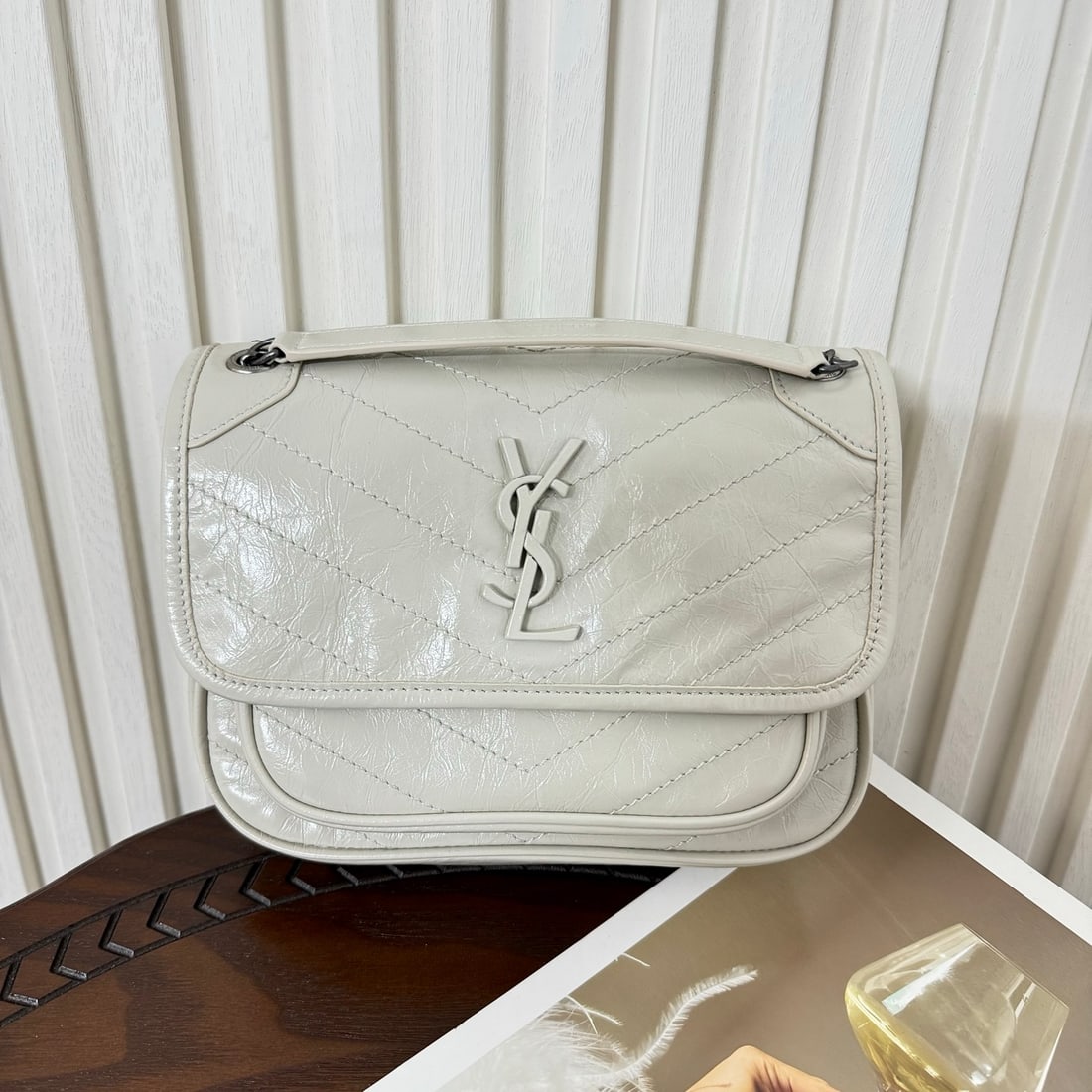 Yves Saint Laurent Niki: Dimensions: 22 x 16.5 x 7.5 cm! Niki, the chain now features two new D-rings for enhanced durability! Made of waxed, wrinkled cowhide, exuding a luxurious feel. The leather becomes softer with use, an