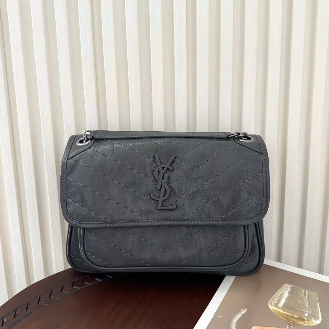 Yves Saint Laurent Niki: Size: 28 x 20 x 8.5cm! Niki, the chain now features two new D-rings for enhanced durability! Made of oil-waxed, wrinkled cowhide, exuding a luxurious feel. The leather becomes softer with use, and the