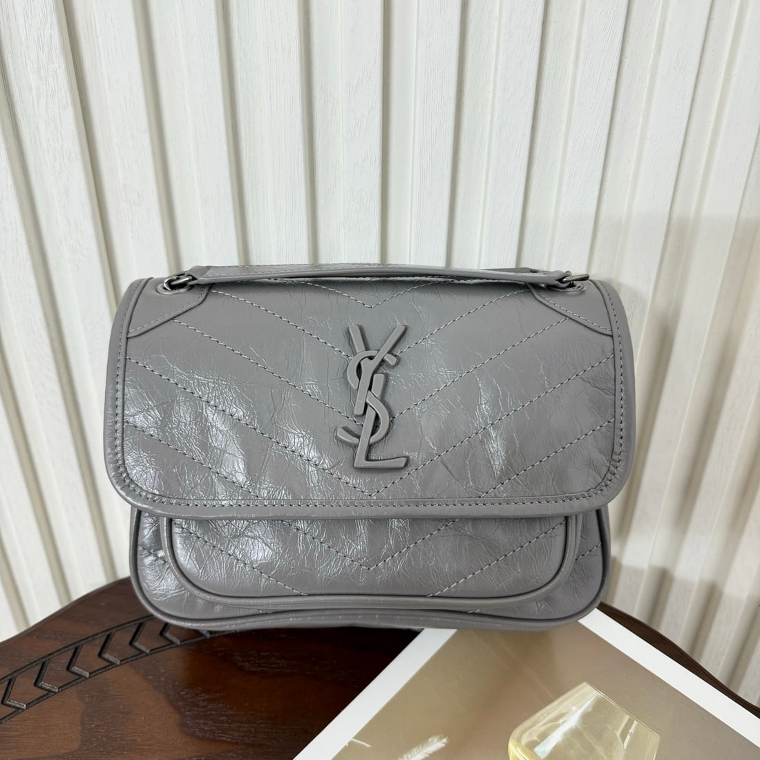 Yves Saint Laurent Niki: Dimensions: 22 x 16.5 x 7.5 cm! Niki, the chain now features two new D-rings for enhanced durability! Made of waxed, wrinkled cowhide, exuding a luxurious feel. The leather becomes softer with use, an