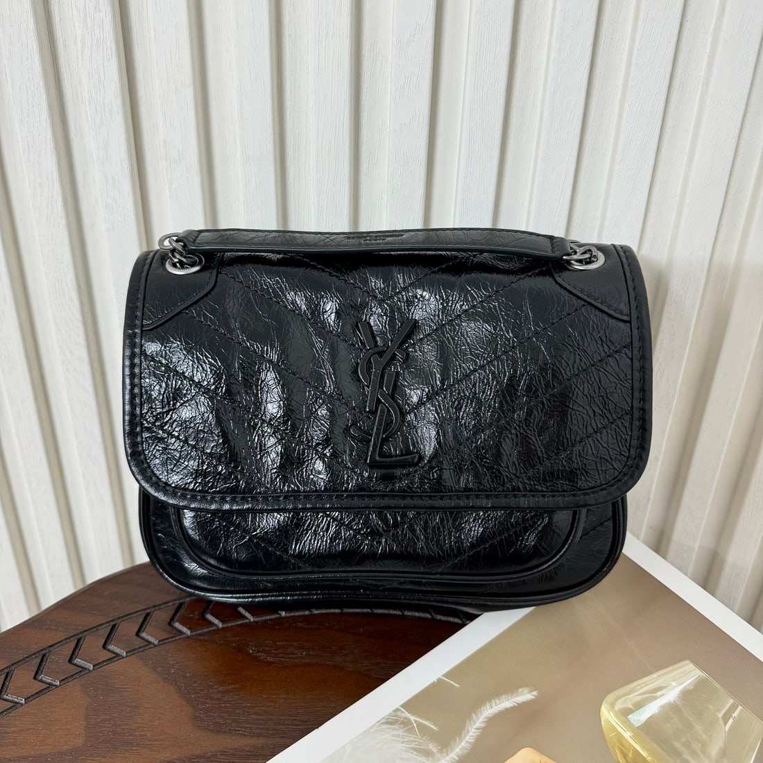 Yves Saint Laurent Niki: Dimensions: 22 x 16.5 x 7.5 cm! Niki, the chain now features two new D-rings for enhanced durability! Made of waxed, wrinkled cowhide, exuding a luxurious feel. The leather becomes softer with use, an