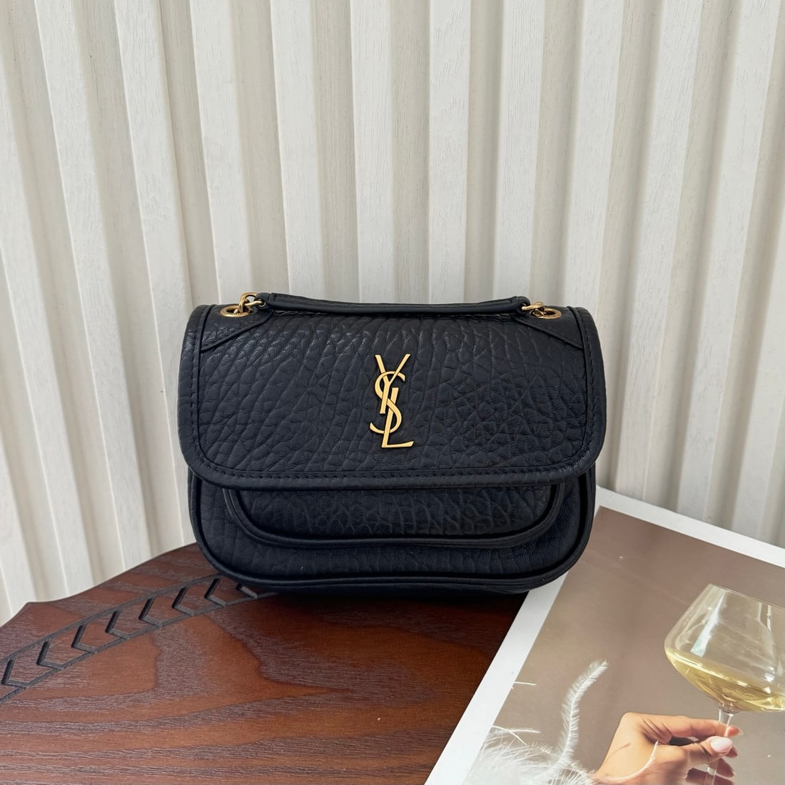 Yves Saint Laurent Niki: Niki, made of soft lambskin, feels supple and comfortable, with a naturally slouchy texture. The irregular texture adds a touch of vintage charm. It looks great worn crossbody or under the arm, exudin