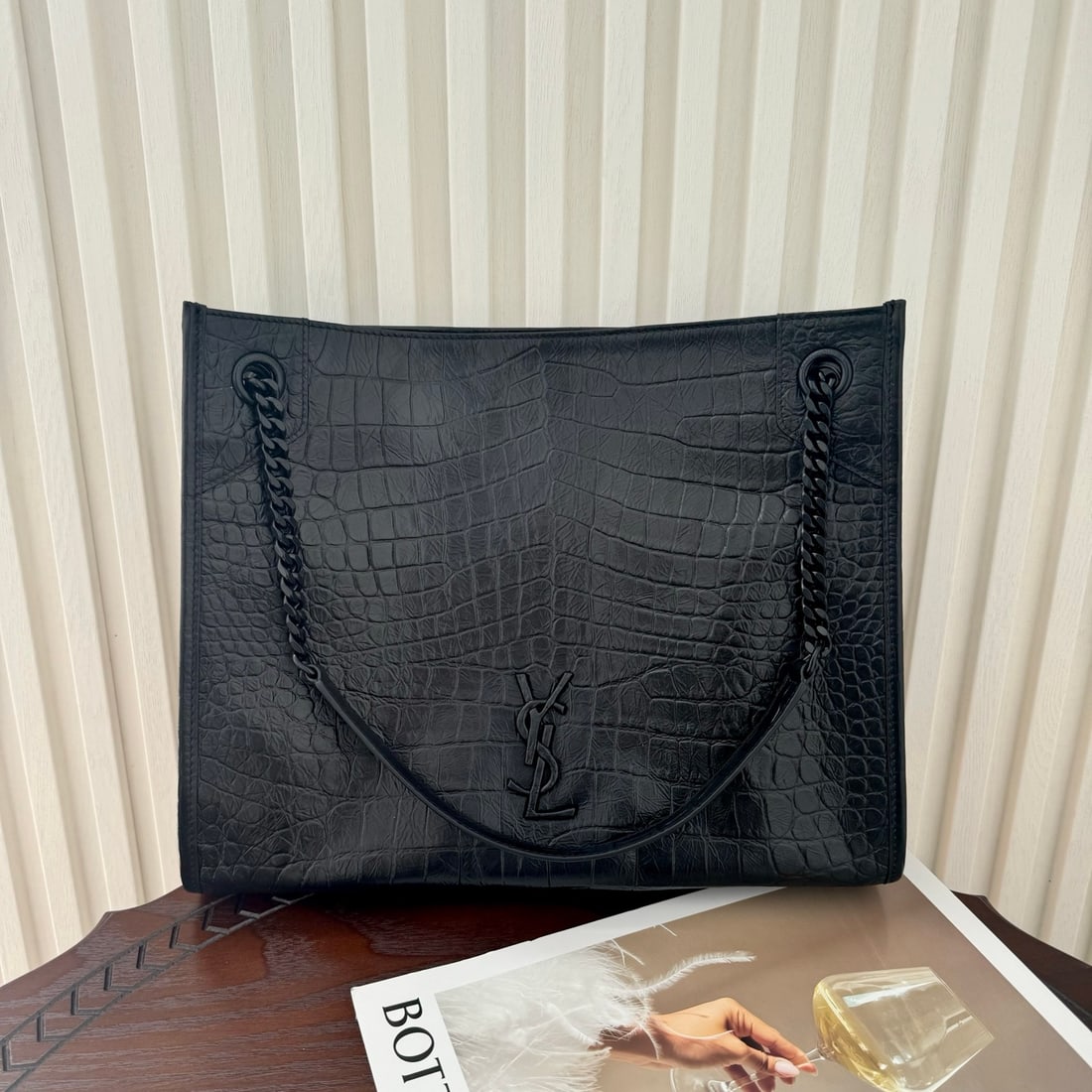 Yves Saint laurent Niki shopping bag: The Niki shopping bag continues the Niki style, featuring cowhide leather with a crocodile pattern and genuine leather wrapping around the logo. A magnetic closure in the center ensures security. The 