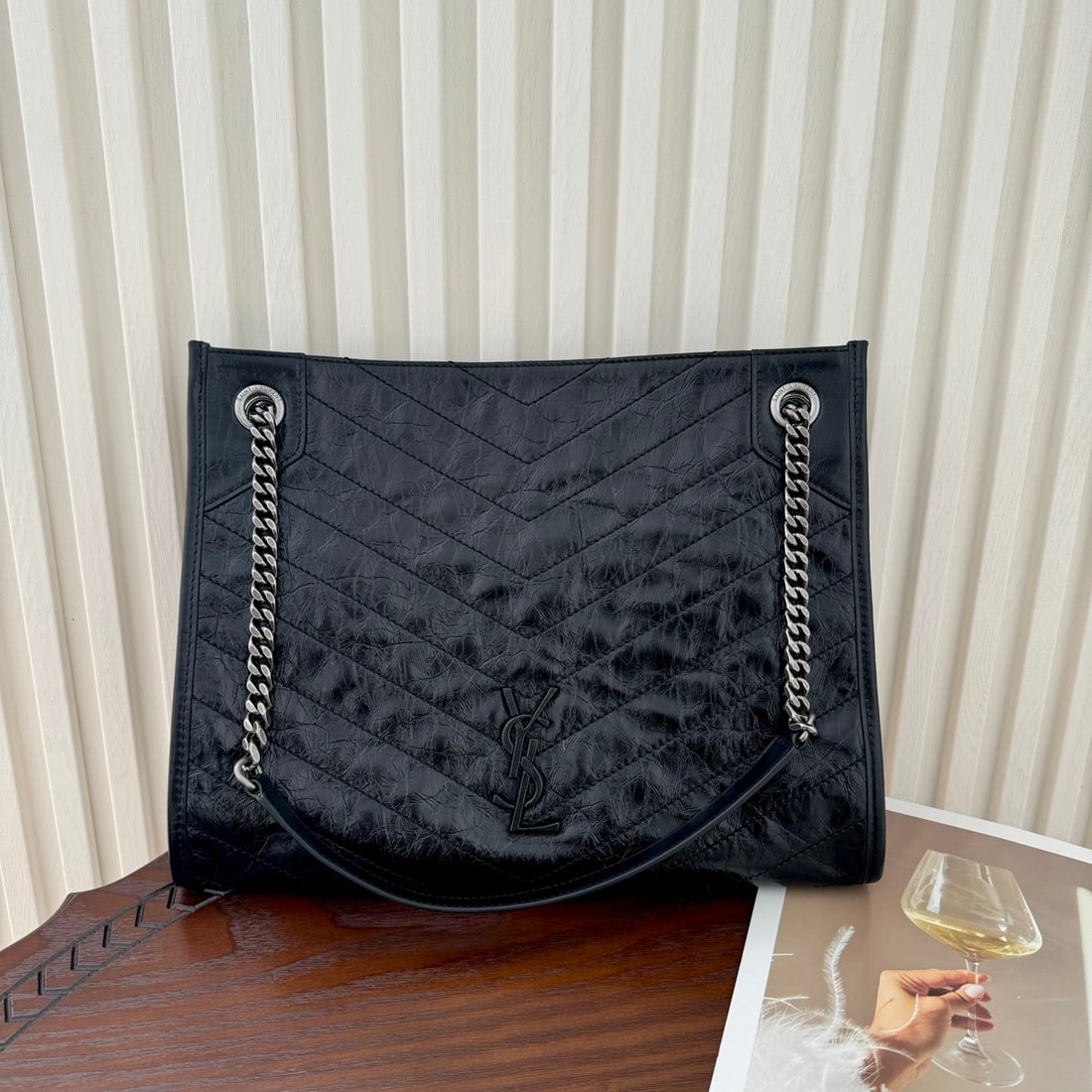 Yves Saint laurent Niki shopping bag: The Niki shopping bag continues the Niki style, featuring wrinkled waxed cowhide leather and a genuine leather logo wrapping. A magnetic closure in the center ensures security. The interior includes a