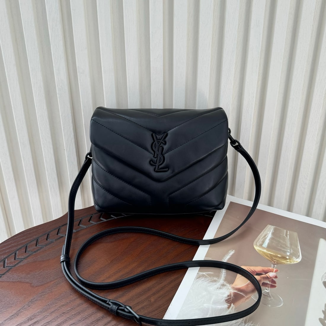 Yves Saint Laurent LouLou mini Y-shaped patchwork calfskin messenger bag: LouLou mini Y-shaped patchwork cowhide messenger bag, with a full, delicate, and three-dimensional shape, exudes a high-end and sophisticated feel with its casual yet stylish design. The interior is p