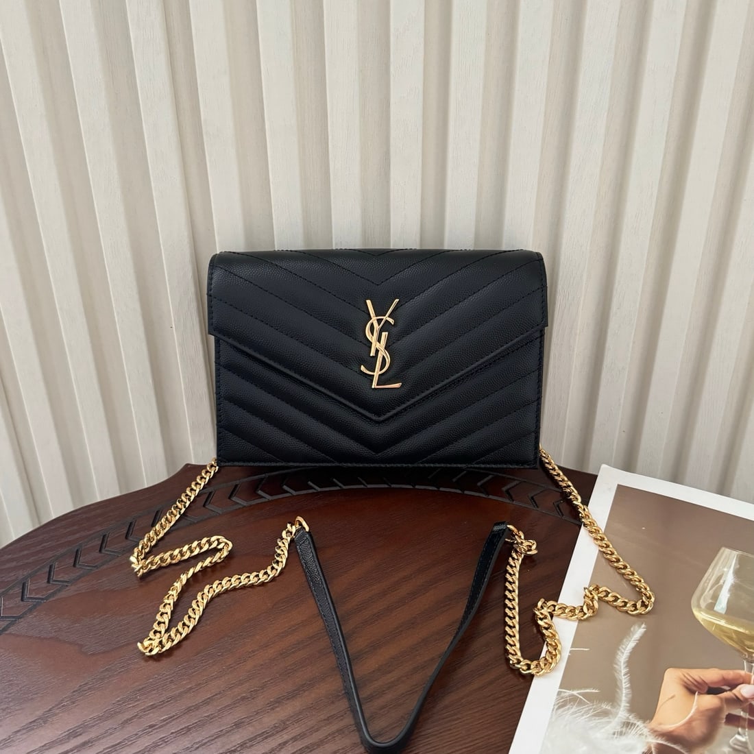Yves Saint Laurent Monogram Caviar Envelope: Monogram caviar envelope bag, a very practical small bag. The shoulder strap is detachable and can be used as a clutch. Stylish and versatile! Dimensions: 19 x 12 x 4 cm. A wonderful gift for you or y