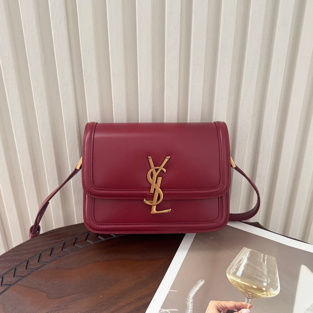 Yves Saint laurent Solferion Box: Solferion Box Small, size: 19 14.5cm! Crafted from premium Box leather, this bag boasts a beautiful, lustrous finish that improves with use. The minimalist design features a uniquely creative clasp, a