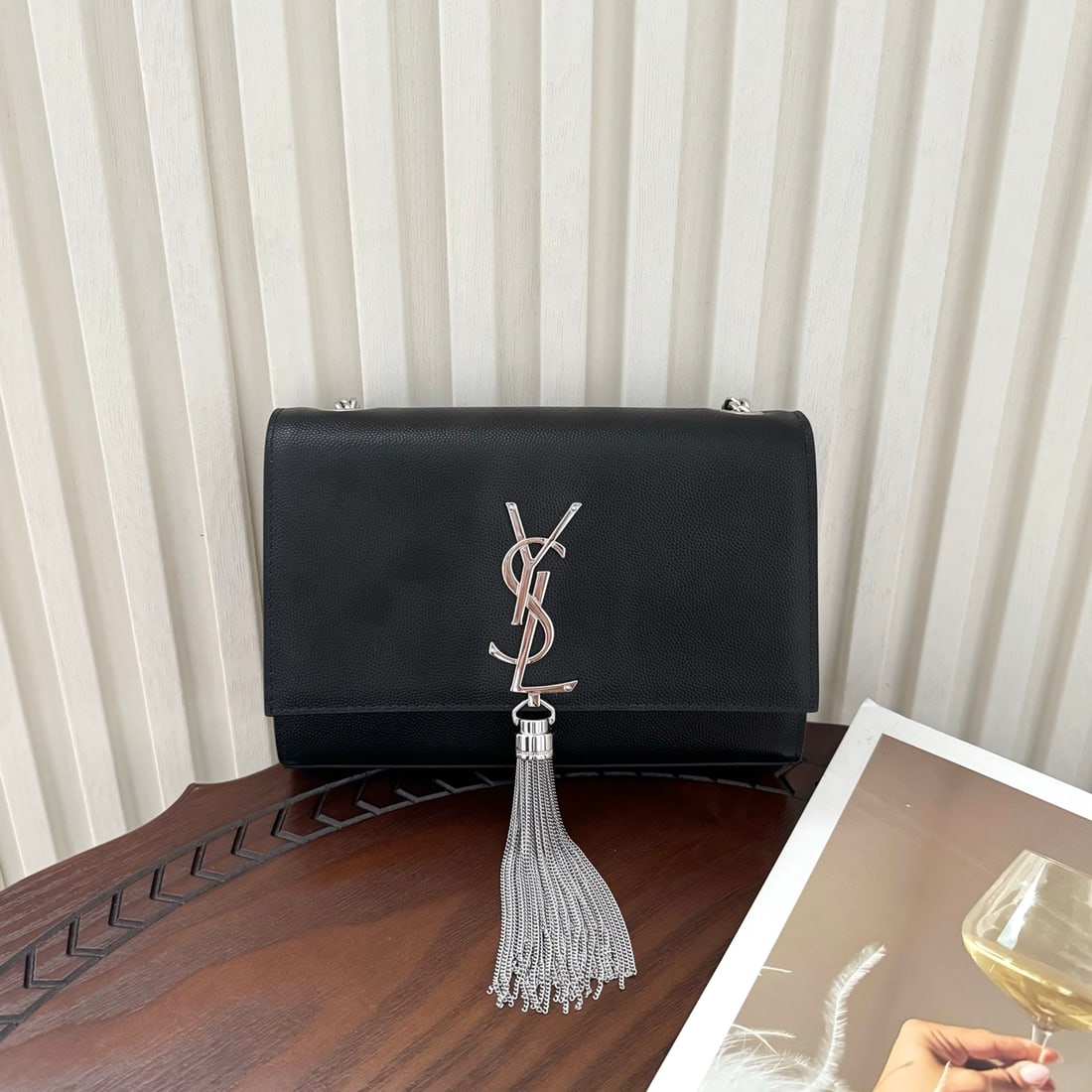 Yves Saint Laurent Kate small chain bag: Kate small chain bag, made of top-grade imported caviar cowhide, highly durable, original mold-made hardware, classic and versatile, a timeless style. Ball-patterned texture. Dimensions: 20 x 14.5 x 4