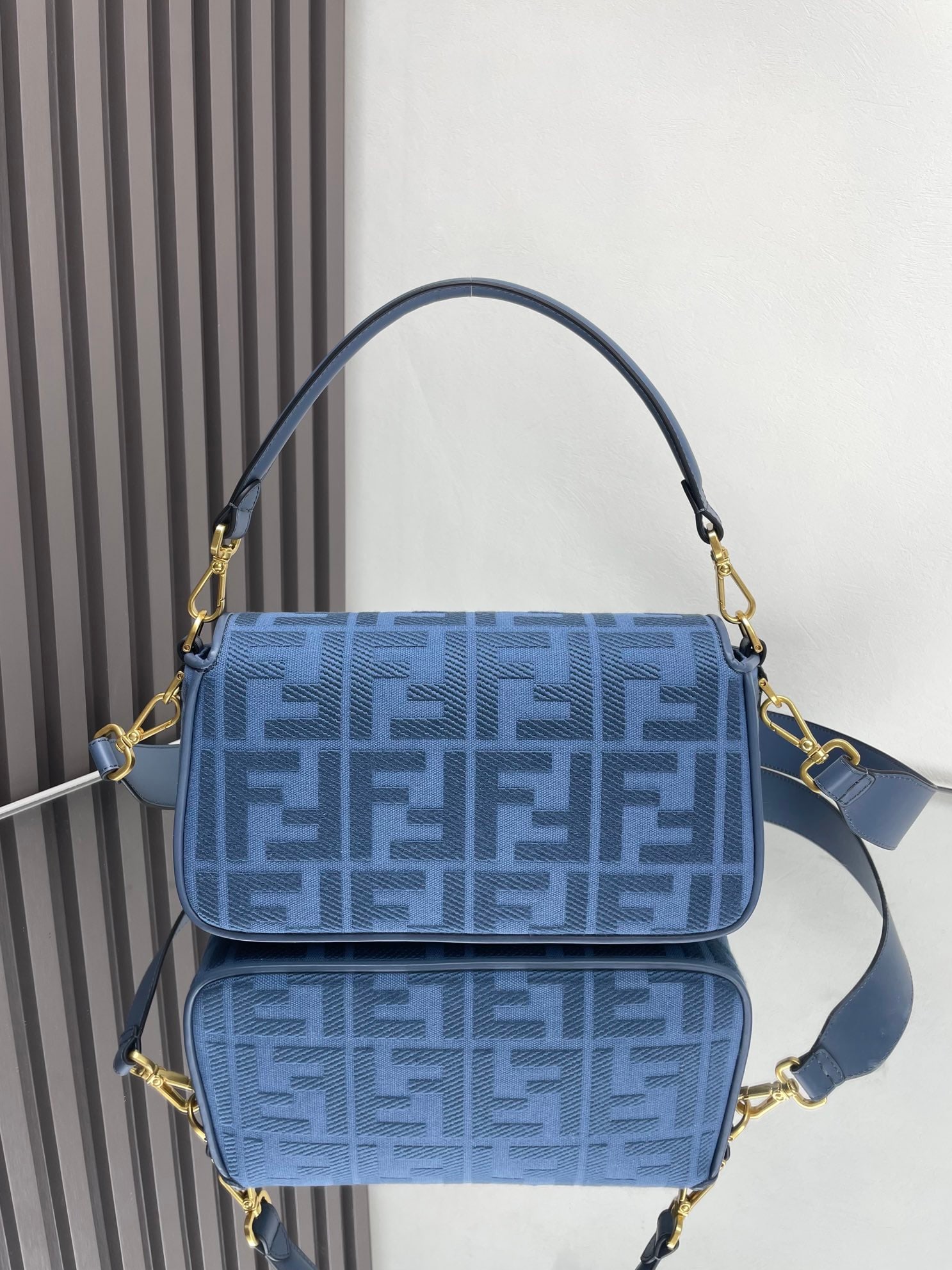 Fendi Baguette: Fendi's limited-edition colorful embroidered baguette is an indispensable classic in the fashion world. Featuring colorful embroidery on a retro milk tea base, it exudes a unique charm! Dimensions: 26