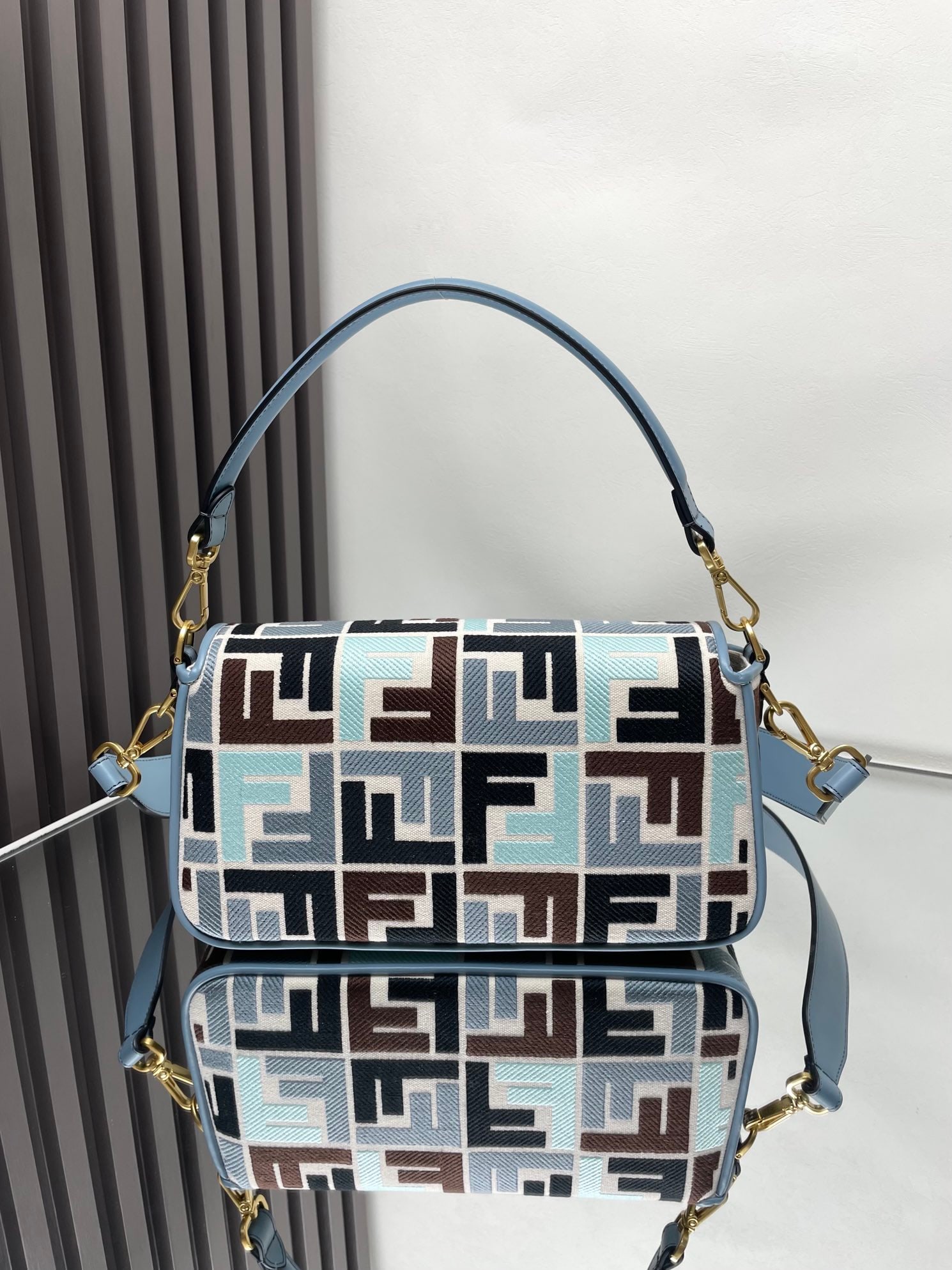 Fendi Baguette: Fendi's limited-edition colorful embroidered baguette is an indispensable classic in the fashion world. Featuring colorful embroidery on a retro milk tea base, it exudes a unique charm! Dimensions: 26