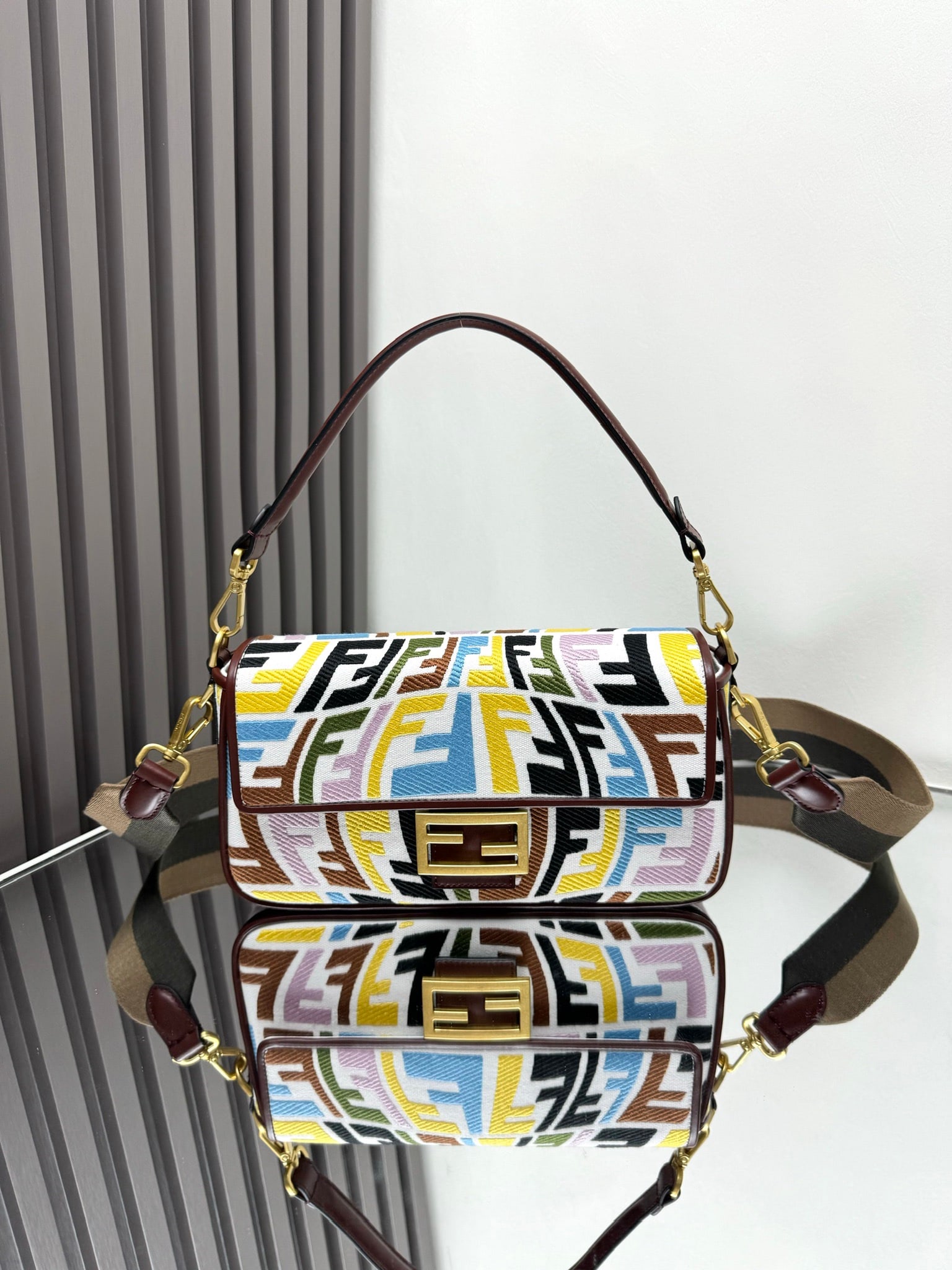 Fendi Baguette: Fendi's limited-edition colorful embroidered baguette is an indispensable classic in the fashion world. Featuring colorful embroidery on a retro milk tea base, it exudes a unique charm! Dimensions: 26