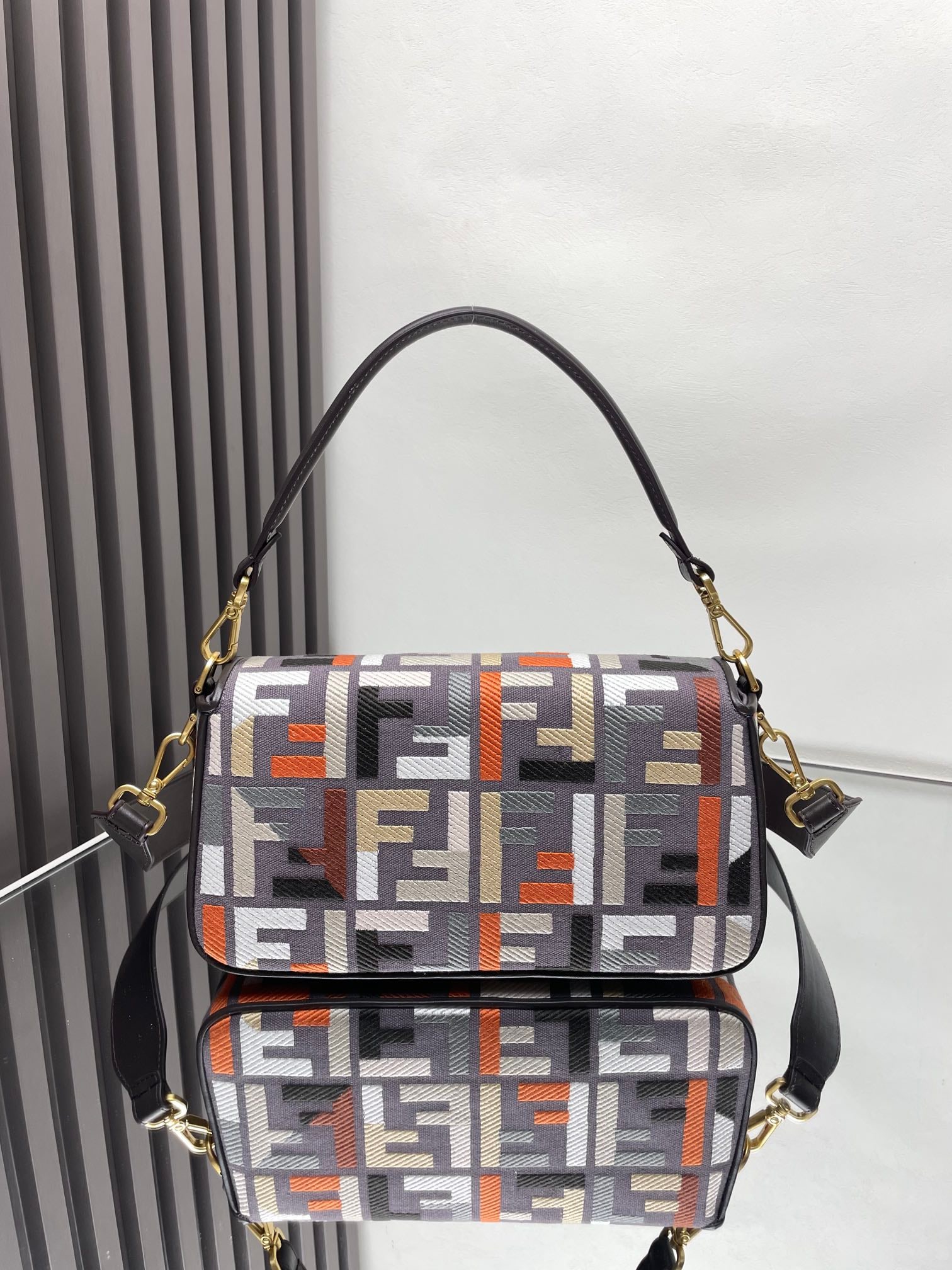 Fendi Baguette: Fendi's limited-edition colorful embroidered baguette is an indispensable classic in the fashion world. Featuring colorful embroidery on a retro milk tea base, it exudes a unique charm! Dimensions: 26