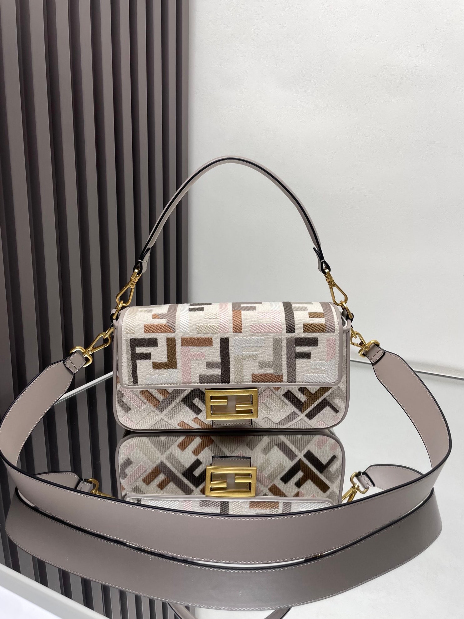 Fendi Baguette: Fendi's limited-edition colorful embroidered baguette is an indispensable classic in the fashion world. Featuring colorful embroidery on a retro milk tea base, it exudes a unique charm! Dimensions: 26