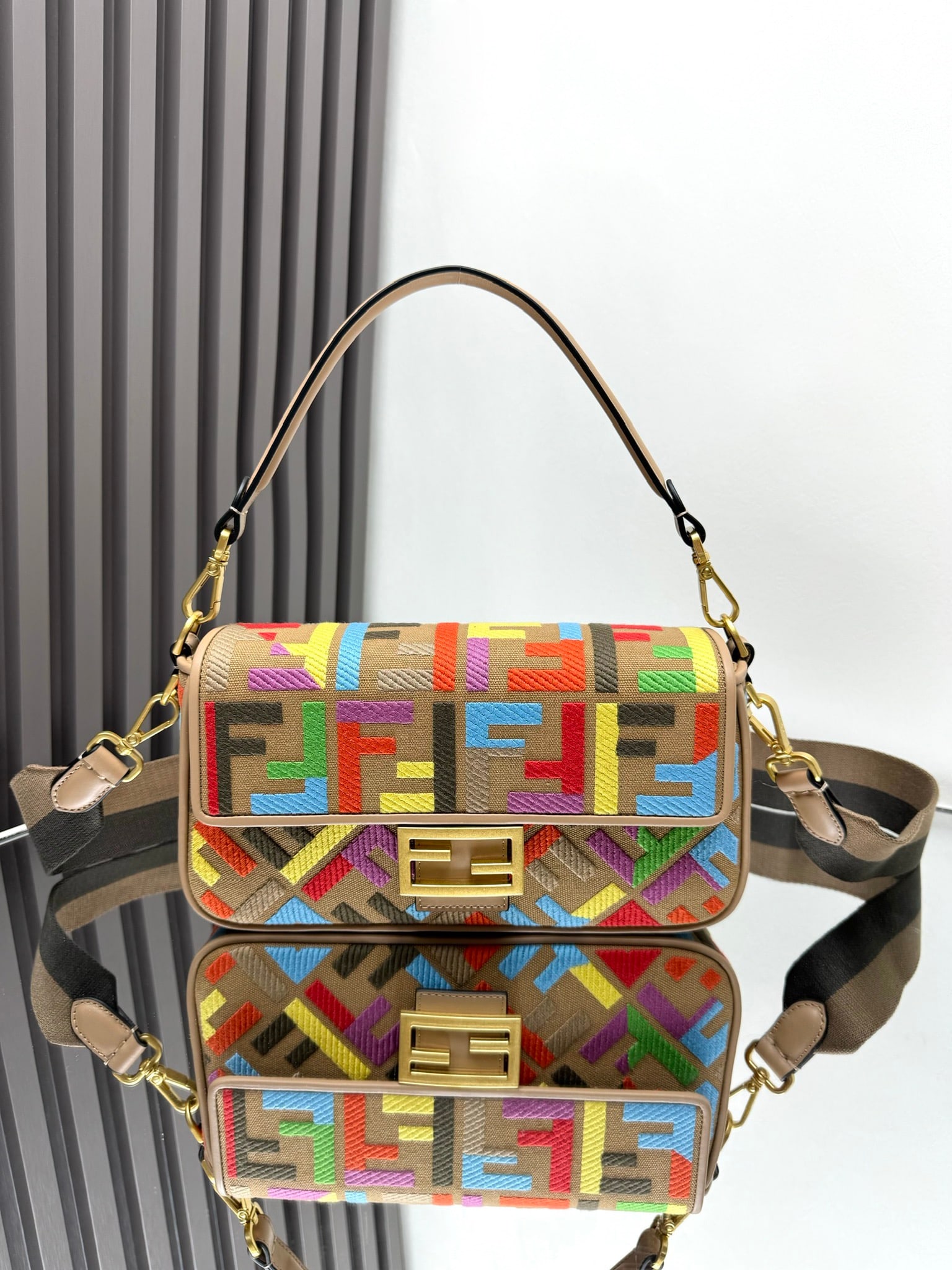 Fendi Baguette: Fendi's limited-edition colorful embroidered baguette is an indispensable classic in the fashion world. Featuring colorful embroidery on a retro milk tea base, it exudes a unique charm! Dimensions: 26