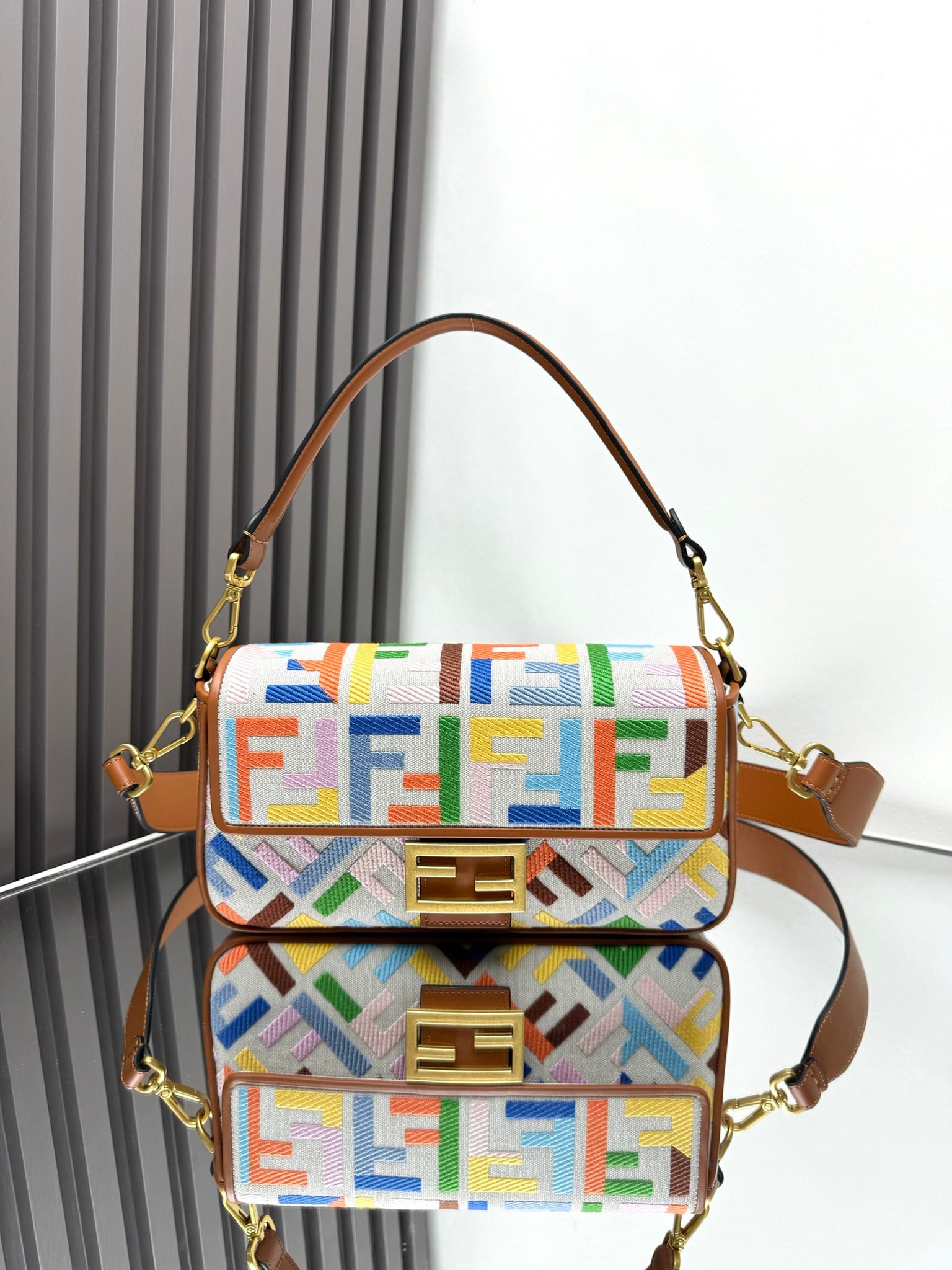 Fendi Baguette: Fendi's limited-edition colorful embroidered baguette is an indispensable classic in the fashion world. Featuring colorful embroidery on a retro milk tea base, it exudes a unique charm! Dimensions: 26