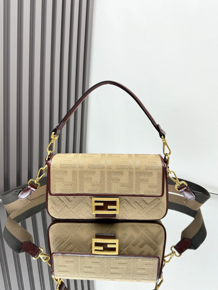 Fendi Baguette: Fendi's limited-edition colorful embroidered baguette is an indispensable classic in the fashion world. Featuring colorful embroidery on a retro milk tea base, it exudes a unique charm! Dimensions: 26