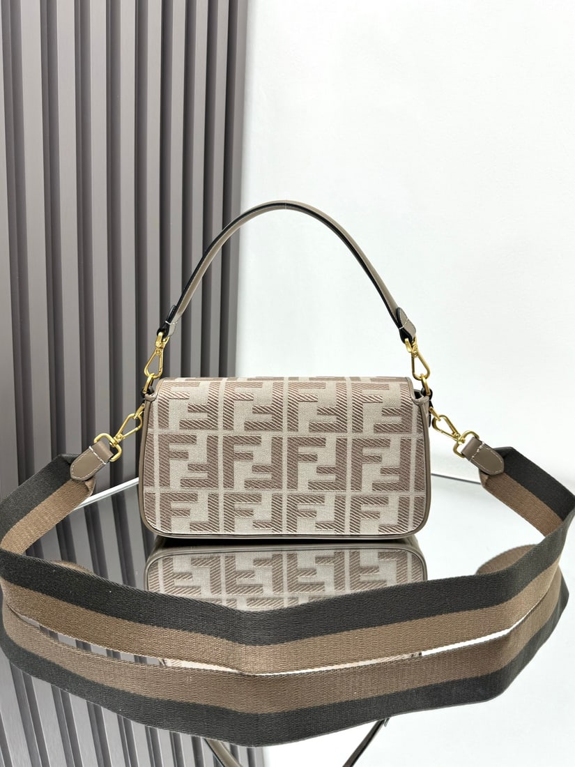 Fendi Baguette: Fendi's limited-edition colorful embroidered baguette is an indispensable classic in the fashion world. Featuring colorful embroidery on a retro milk tea base, it exudes a unique charm! Dimensions: 26