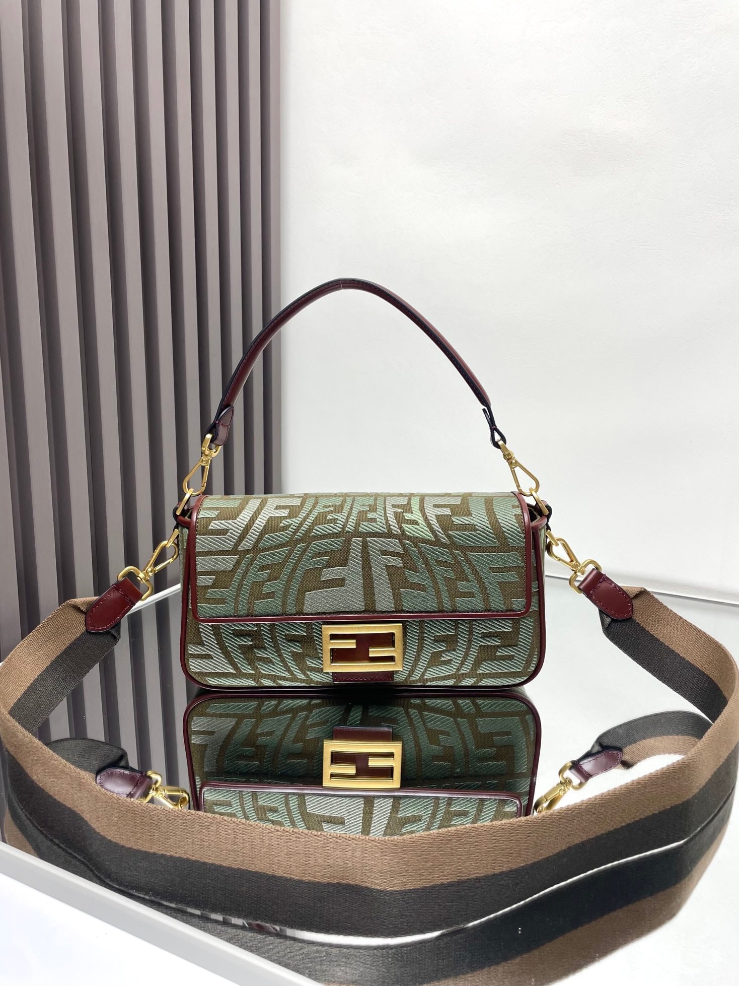 Fendi Baguette: Fendi's limited-edition colorful embroidered baguette is an indispensable classic in the fashion world. Featuring colorful embroidery on a retro milk tea base, it exudes a unique charm! Dimensions: 26