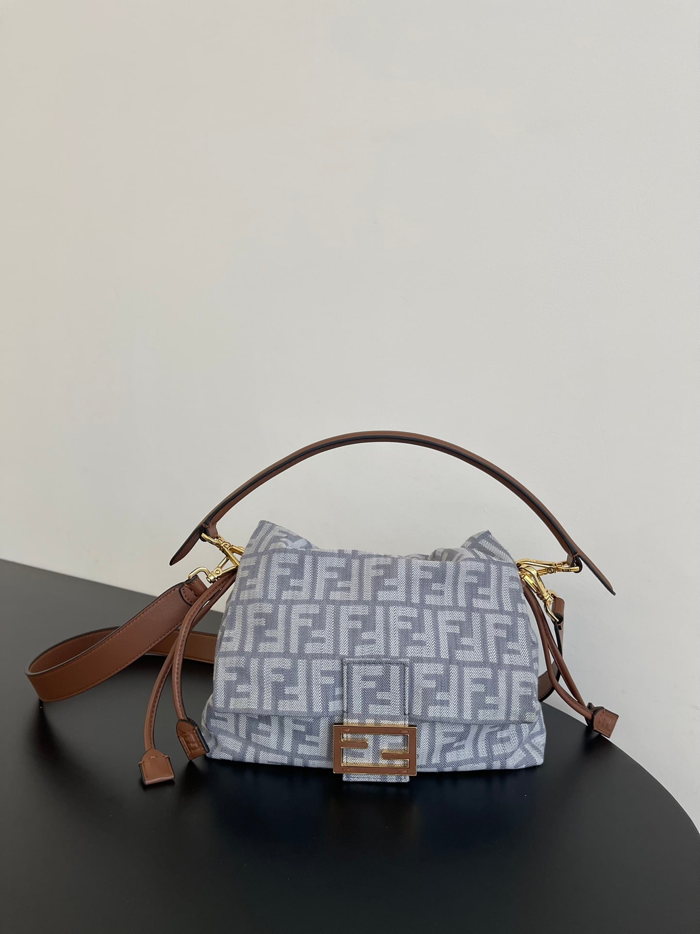 Fendi Denim: Fendi Denim Mama Baguette Bag! The double-F embroidery combines retro denim elements with modern design, effortlessly creating a relaxed yet stylish look. The gray-blue denim and hazelnut brown color 