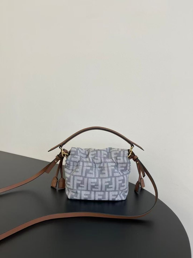 Fendi Denim: Fendi Denim Mama Small Baguette Bag! The double-F embroidery combines retro denim elements with modern design, effortlessly creating a relaxed yet stylish look. The gray-blue denim and hazelnut brown 