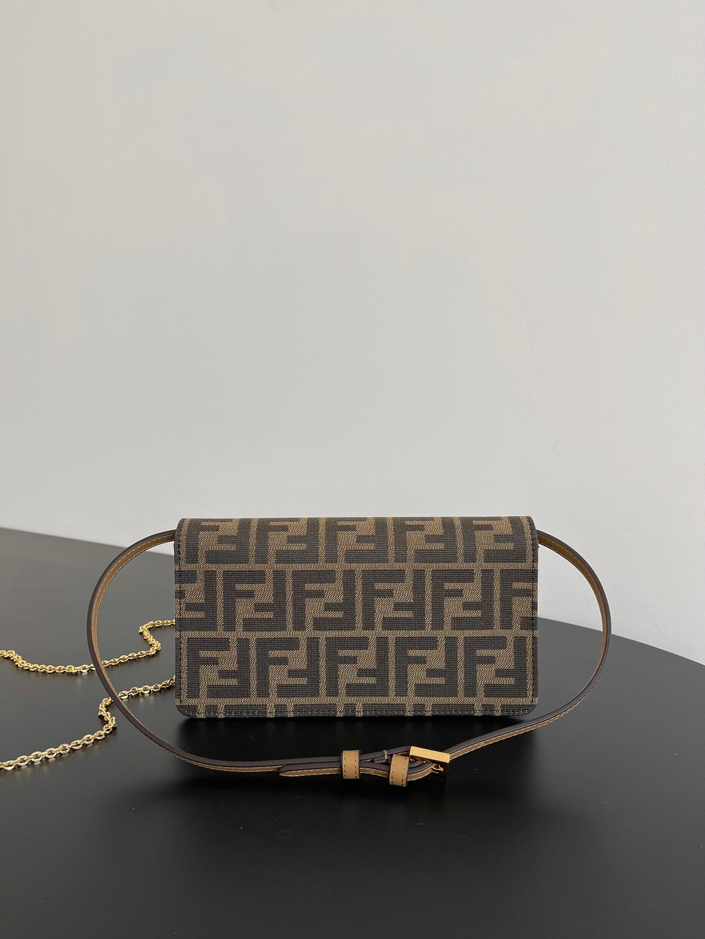 Fendi: This chain shoulder bag combines style and practicality. The vintage brown calfskin shoulder strap allows for both underarm and hand carry, while the built-in chain allows for crossbody wear. It featu