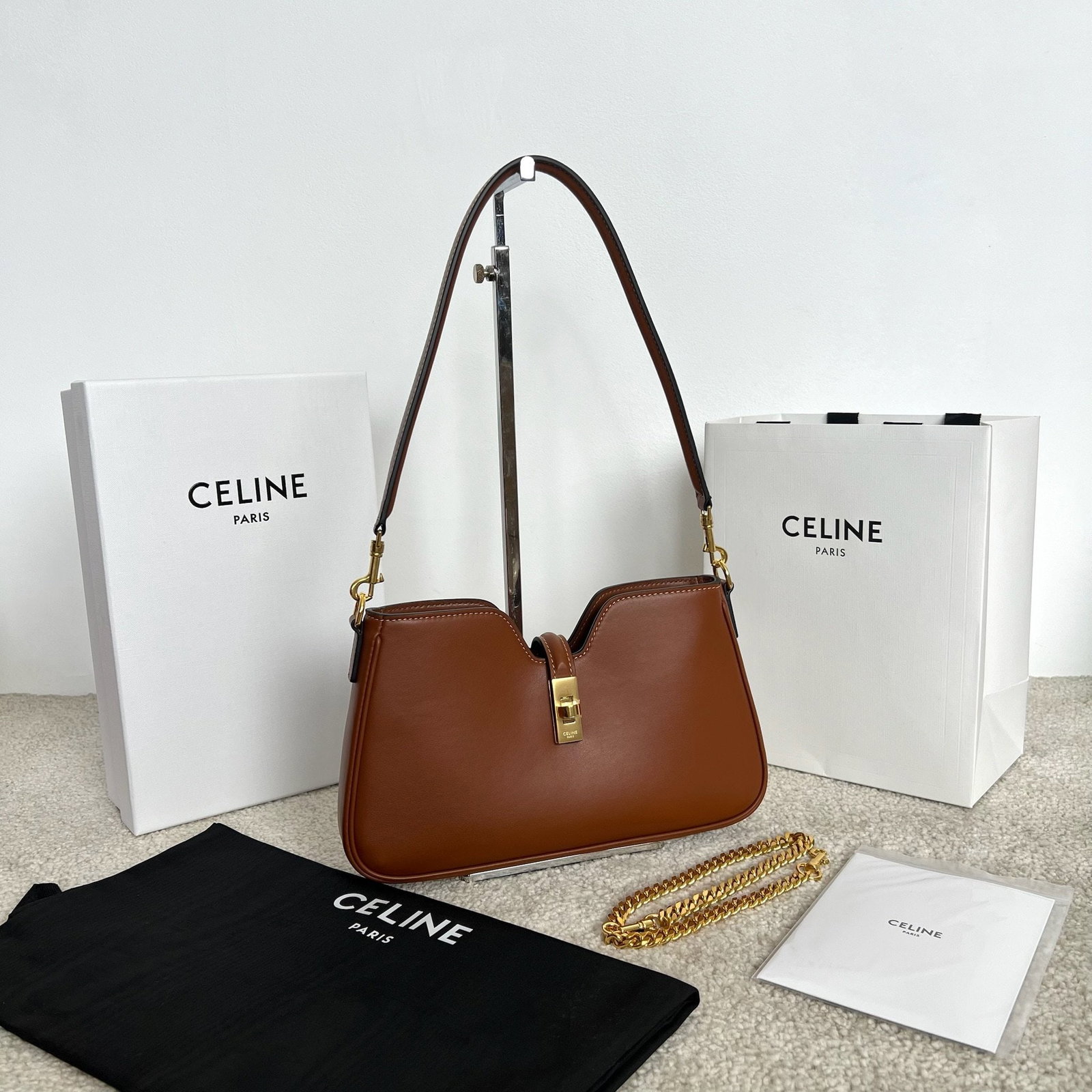 Celine: CAMILLE 16 SOFT shoulder bag, dimensions 27 x 15 x 4 cm. Made of cowhide leather with a sheepskin lining and gold-tone finish. Features a twist-lock closure, one main compartment, one interior flat po