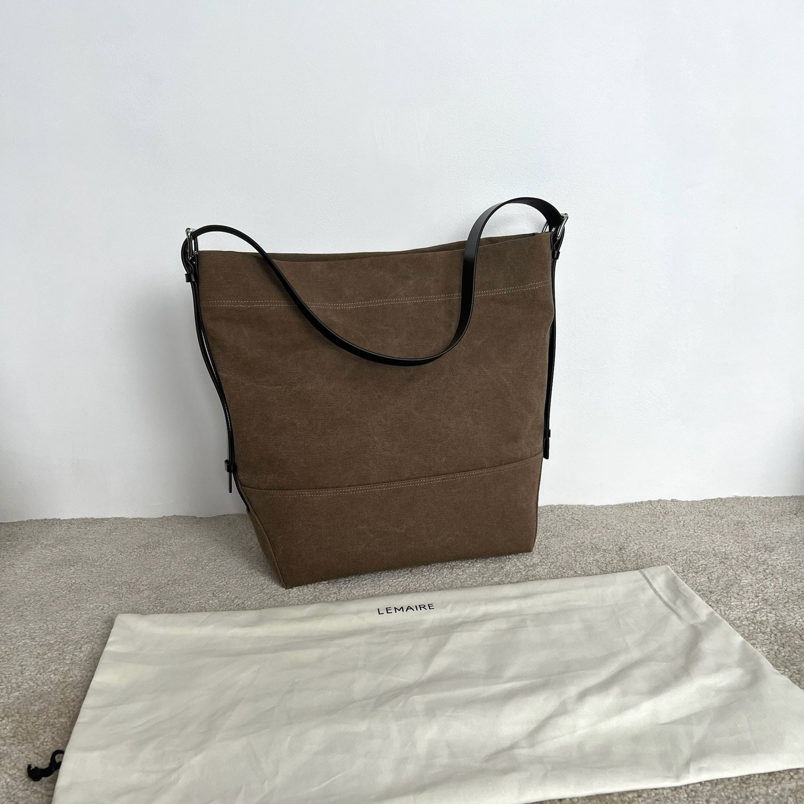 Celine: The lemaire25ss Jennie-endorsed canvas tote bag boasts a simple yet stylish design, exuding a relaxed and casual French vibe. Its advantages include ample capacity, lightweight construction, and versa