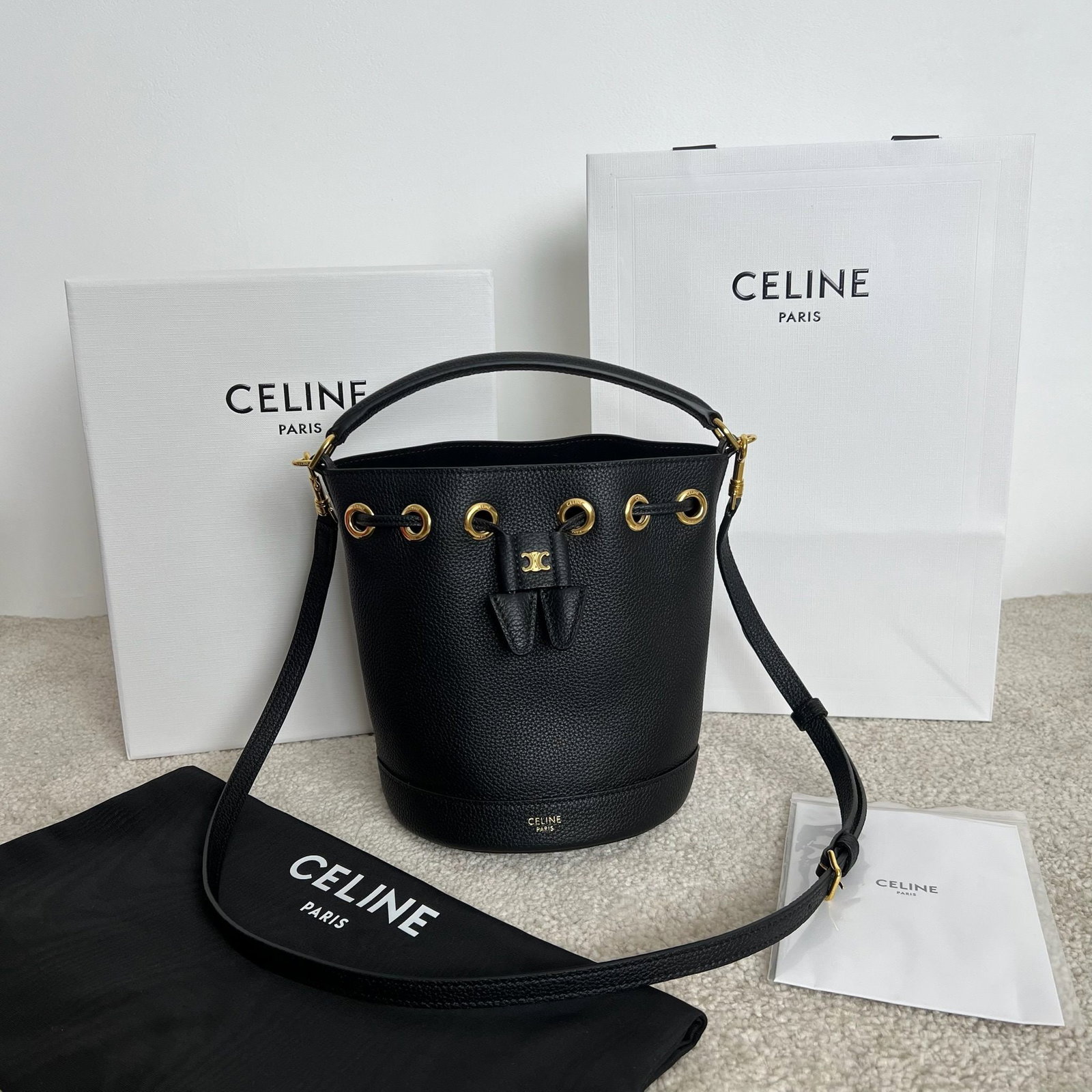 Celine: TEEN CLARA calfskin leather handbag, measuring 16 x 19 x 16 cm, made of calfskin leather with calfskin trim. Features a drawstring leather strap for handles, shoulder bag, and crossbody wear. It inclu