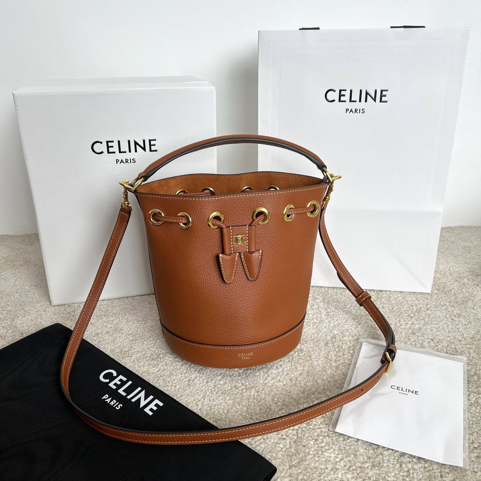 Celine: TEEN CLARA calfskin leather handbag, measuring 16 x 19 x 16 cm, made of calfskin leather with calfskin trim. Features a drawstring leather strap for handles, shoulder bag, and crossbody wear. It inclu