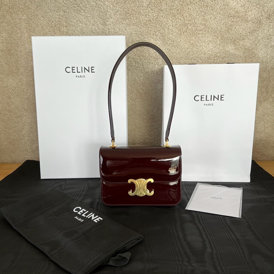 Celine: TEEN GARANCE patent cowhide leather handbag, 18.5 x 13 x 6 cm. Cowhide leather, sheepskin lining, shoulder and handles, TRIOMPHE metal lock, 3 interior compartments, 1 interior zip pocket, 1 interior 