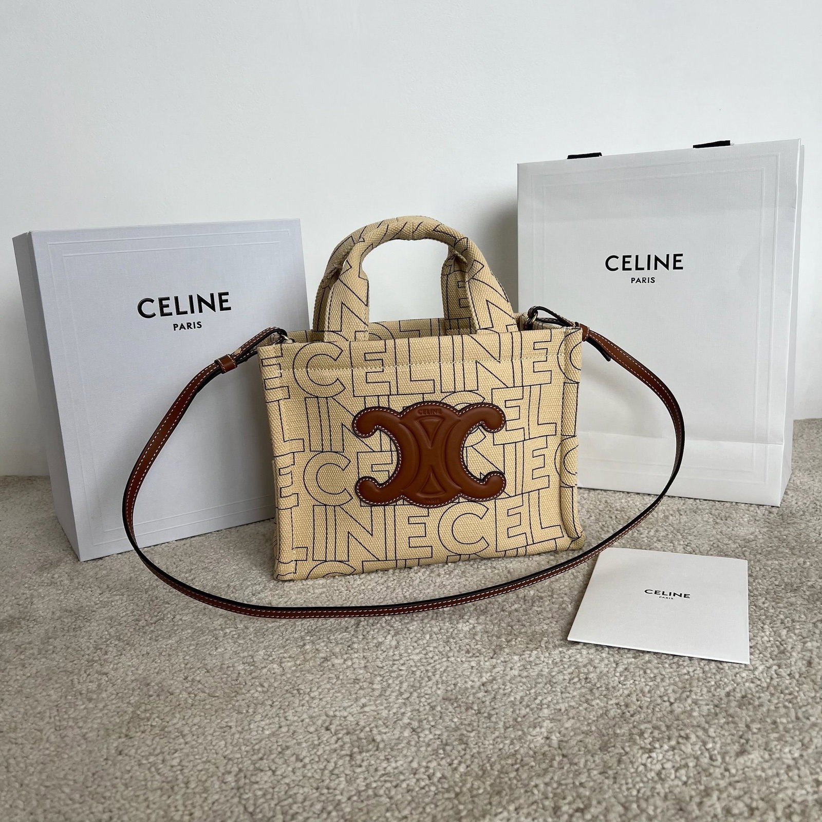 Celine: CABAS THAIS Fabric and cowhide leather handbag, linen print, dimensions 25x18.5x13 cm, fabric, cowhide leather trim, fabric lining, handles, shoulder and crossbody carrying, one main compartment, one 